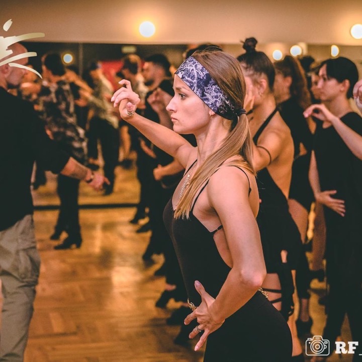 Grupa dorosłych podczas zajęć tanecznych w Studiu Duet