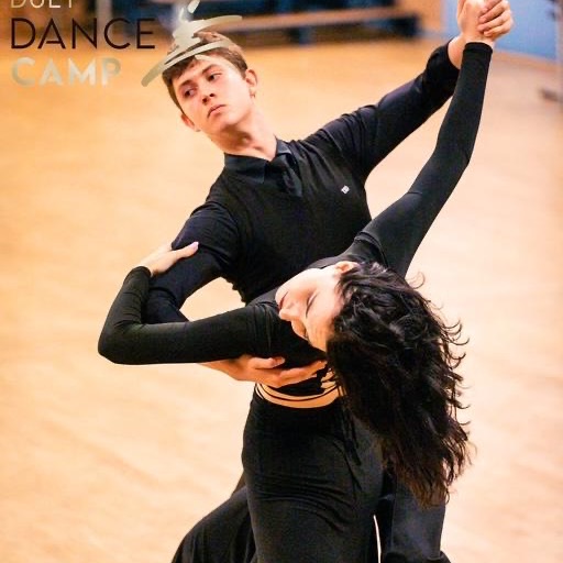 Para w figurze tańca standardowego podczas Duet Dance Camp