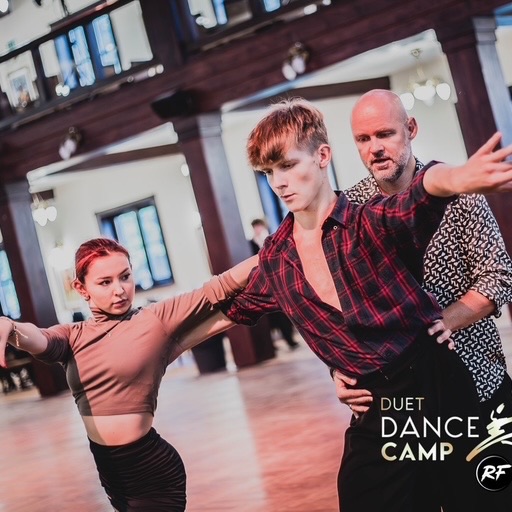 Trener prowadzący zajęcia podczas Duet Dance Camp
