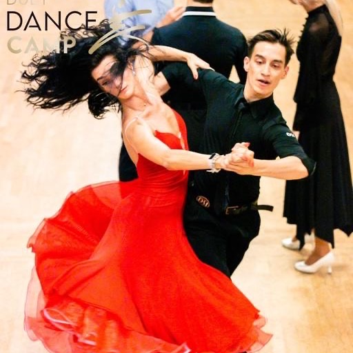Para w tańcu standardowym podczas Duet Dance Camp, partnerka w czerwonej sukni