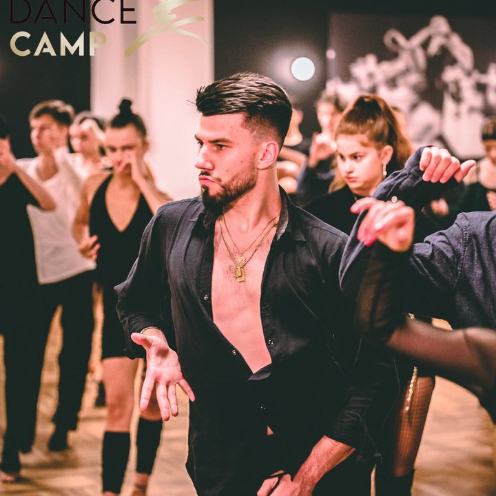 Tancerz podczas choreografii latynoamerykańskiej