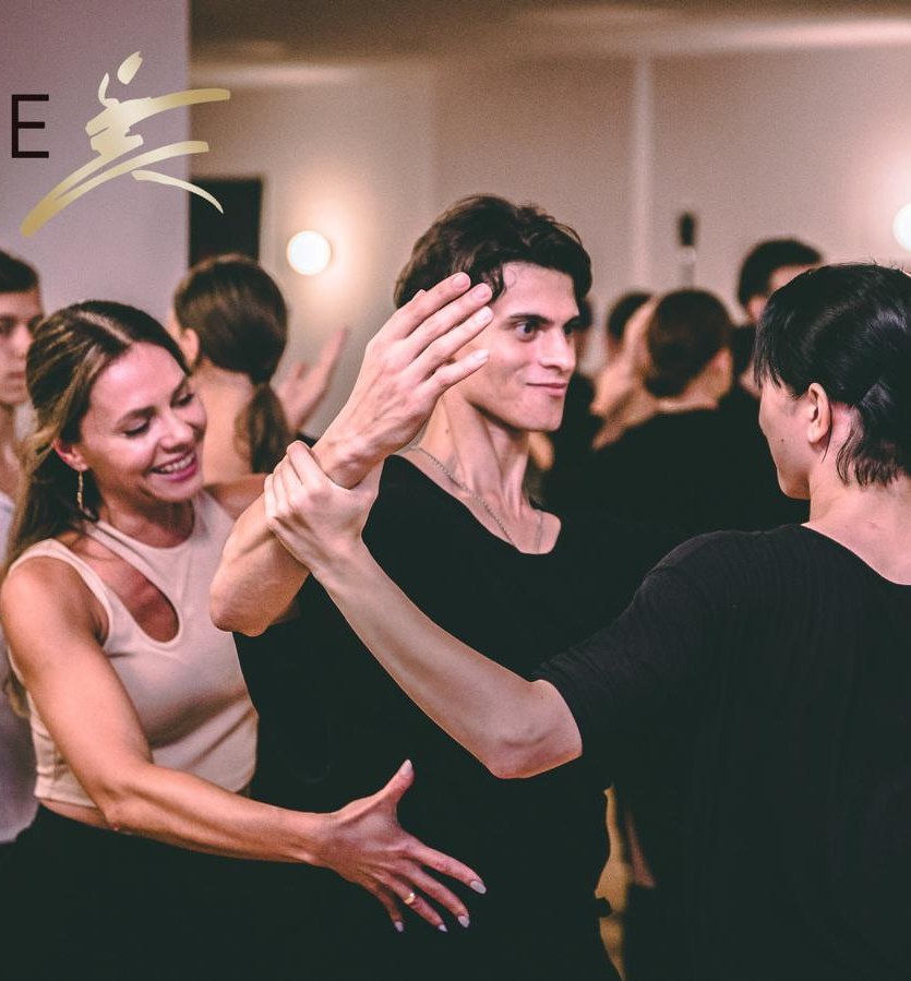 Uczestnicy warsztatów Duet Dance Camp podczas ćwiczenia w parach