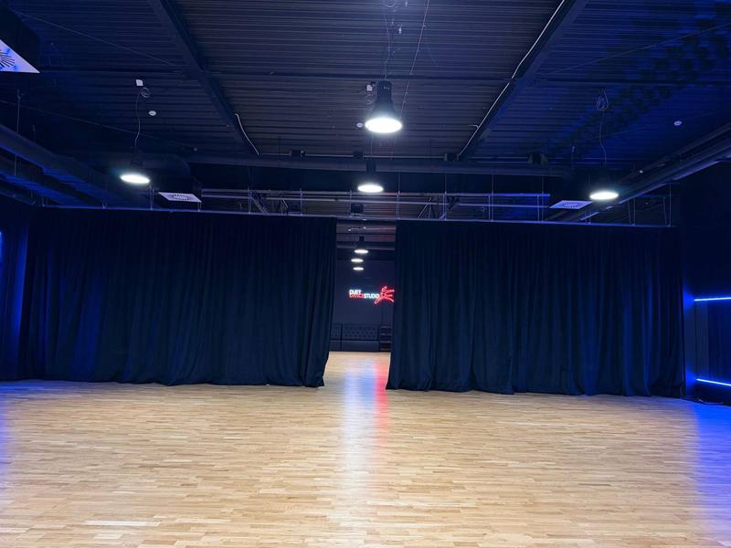 Sala z zaciągniętą kurtyną, widoczny podział na dwie strefy