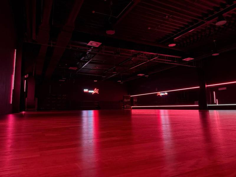 Sala w czerwonym oświetleniu LED