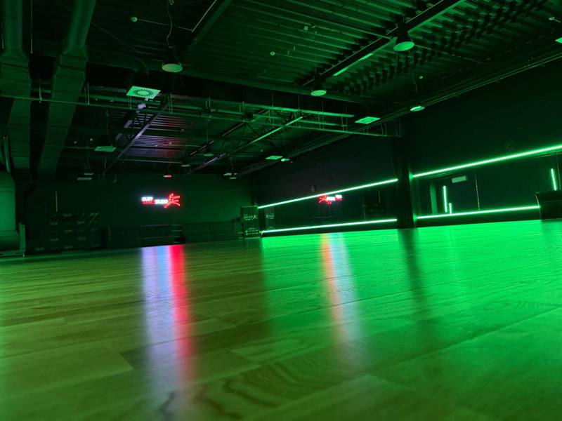 Sala w zielonym oświetleniu LED