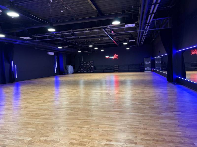 Sala w niebieskim oświetleniu LED