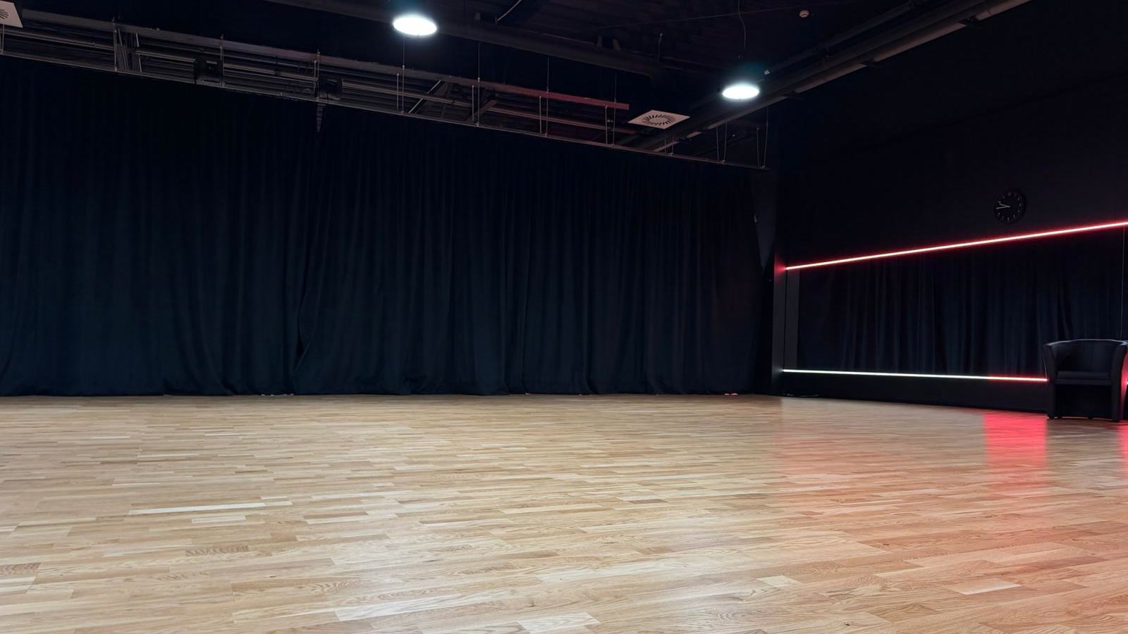 Drewniany parkiet i ściana luster w sali Studia Duet