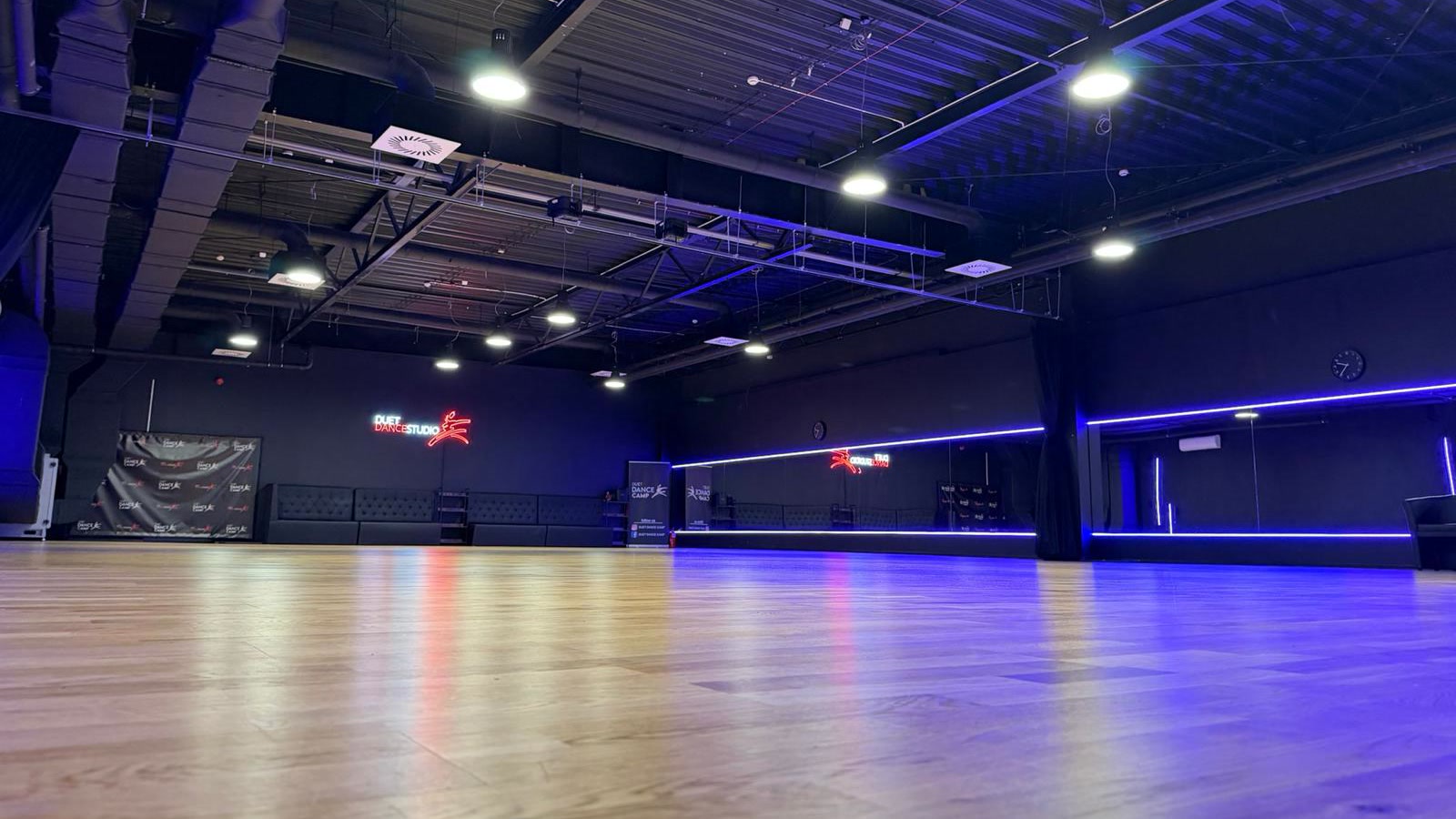 Sala taneczna Studia Duet z parkietem i ścianą luster