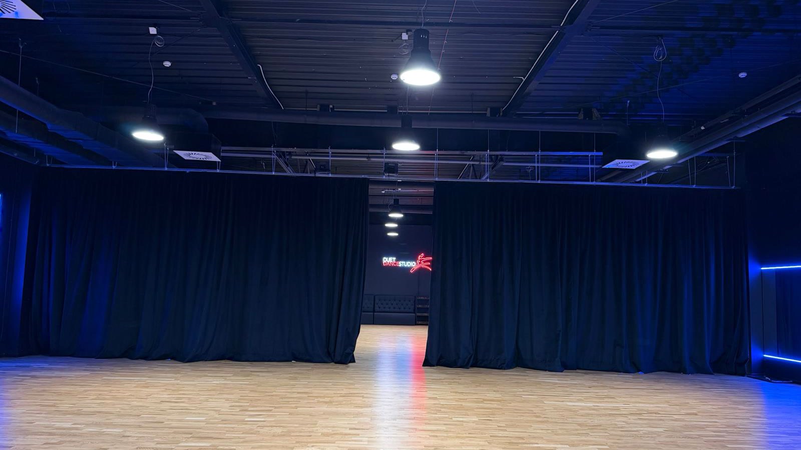 Sala Studia Duet podzielona kurtynami na dwie strefy treningowe